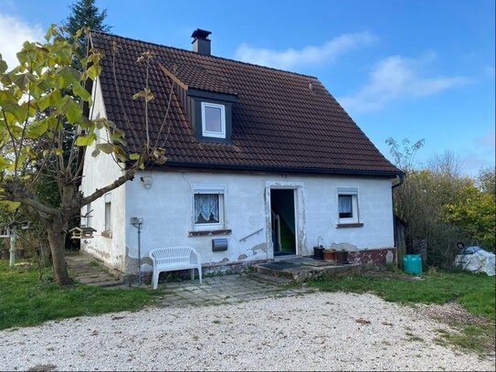 Anwesen mit Potenzial: Sanierungsbedürftiges Häuschen in naturnaher Lage - Ortsteil Großohrenbronn