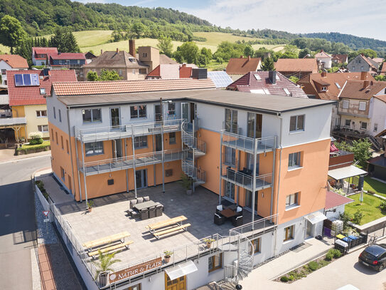 Stylische komplett eingerichtete Wohnung im Obergeschoss