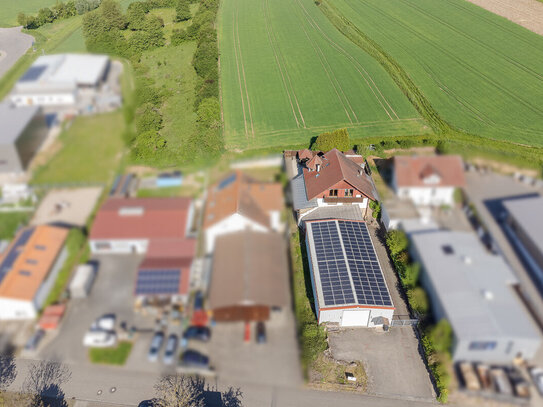 Lagerhalle mit schönem Haus im Top Zustand und Feldrandlage