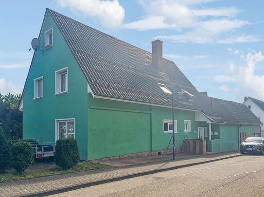 Sehr gepflegtes und freistehendes Mehrgenerationenhaus mit schönem Grundstück u.Garage in Remchingen