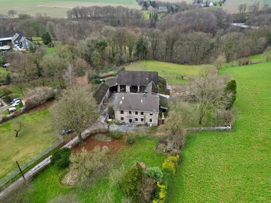 Historischer Vierkanthof mit großem Wohnhaus und Grünland