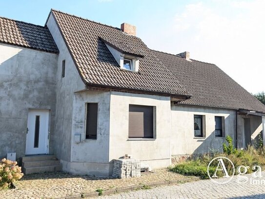 Einfamilienhaus mit Nebengebäuden und großem Garten