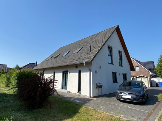 Moderne Dachgeschosswohnung in modernem Zweifamilienhaus