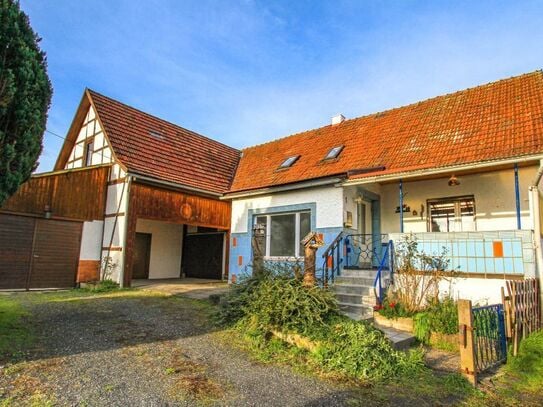 Einfamilienhaus mit Garten und Nebengebäude