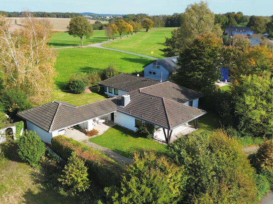 Aussicht ins Grüne: Großzügiger Bungalow mit viel Platz in erhöhter Ortsrandlage!