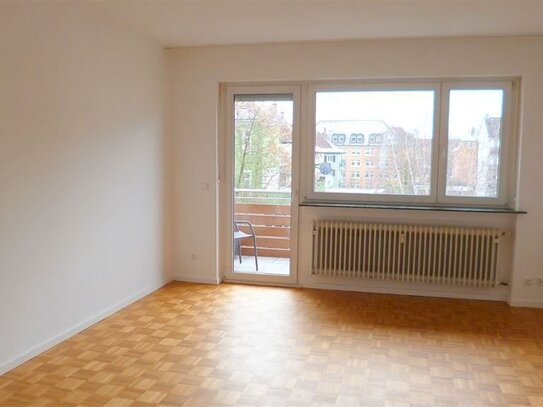 Renovierte, helle 3 Z Wohnung mit neuer EBK und zwei Balkone