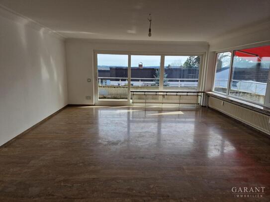 5 Zimmer-Erdgeschoss-Wohnung mit Balkon und teilüberdachter Terrasse