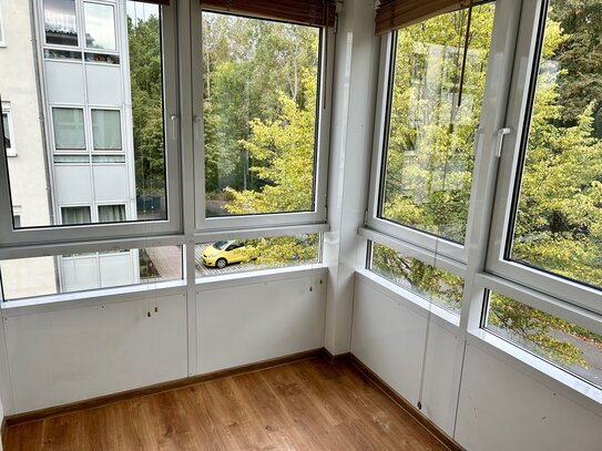 Kleines Appartement mit Loggia und Waldblick in ruhiger Lage inklusive Tiefgaragenstellplatz zu verkaufen