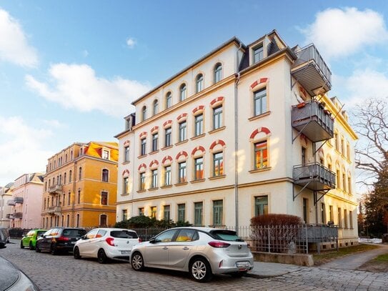 Perfekt für Eigennutzer und Investoren! DG-Maisonette mit Weitblick. Lift, EBK, Balkon, Stellplatz.