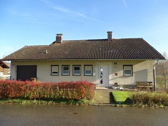 Ein Paradies für Ihre Familie! Gepflegtes Einfamilienhaus mit Balkon und Garage in Grafenau