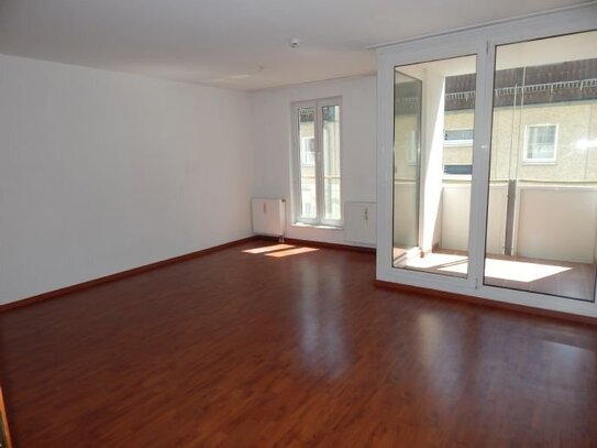 2-Zimmer-Wohnung mit Einbauküche, Tageslichtbad und Balkon