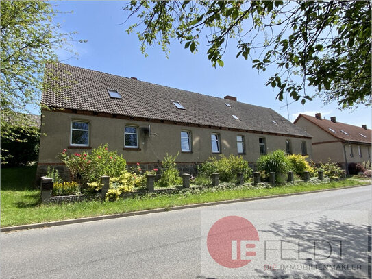 Landleben in der Uckermark: Handwerkerhaus mit Stallgebäude