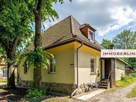 IMMOBERLIN.DE - Klassisches Torhaus mit Sonnengarten + Pool am Kartzower Schloss