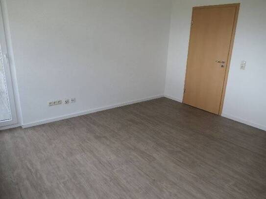 Sehr moderne helle 1,5 Zi.-Erdgeschoss-Wohnung mit Balkon, Dusch-Bad & Einbauküche in ruhiger Lage!