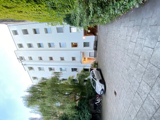 Herrlich restaurierte Wohnung mit Balkon in der 1. Etage