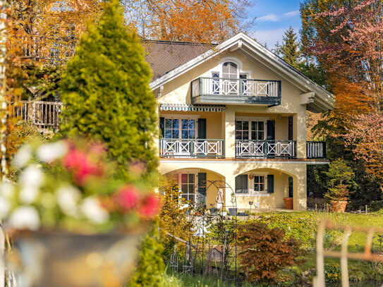 Klassisches Landhaus mit Einliegerwohnung, Edelstahlpool und parkähnlichem Garten