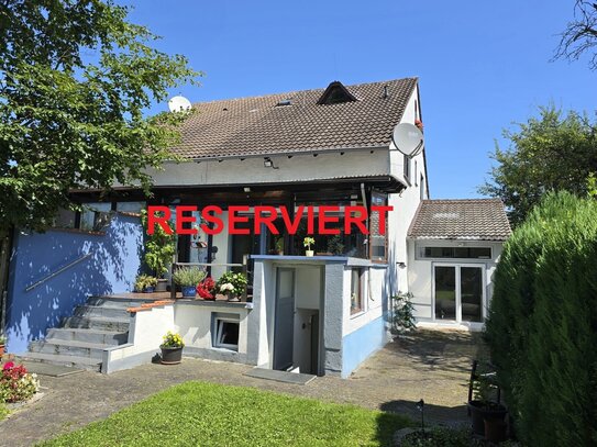 RESERVIERT!!! Familienfreundliches Einfamilienhaus (DHH) mit Panoramablick in idyllischer Lage von KW-Berghausen