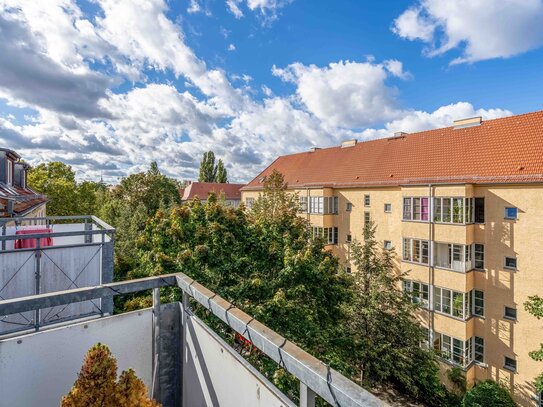 Helle Dachgeschosswohnung mit 2 Balkonen und Tiefgaragenstellplatz in sehr begehrter Lage