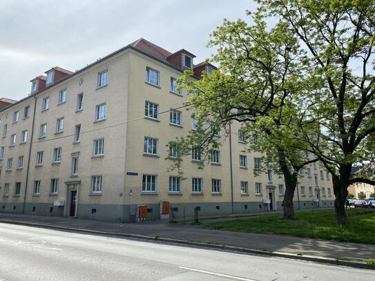 Wohnungspaket mit 10 DG-Wohnungen + 35 Pkw-Stellplätzen. In zentraler Wohnlage nahe der Elbe.