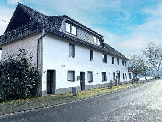 Landwirtschaftliches Mehrgenerationenhaus mit Wirtschaftsgebäuden und angrenzenden Grünlandflächen