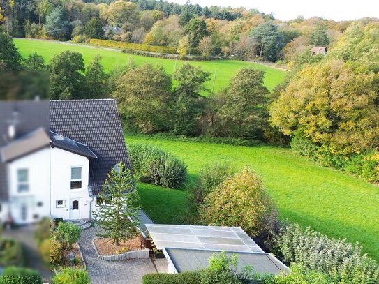 Geräumige Doppelhaushälfte mit Vollkeller und Garage direkt an der Natur von Ittenbach!