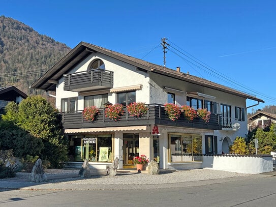 Großes Einfamilienhaus mit Gewerbeeinheit in ruhiger, zentraler Lage