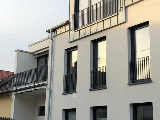 MODERNE JUNGE Wohnung mit EBK, Balkon