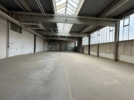 Produktions- und Lagerhalle mit Büroräumen