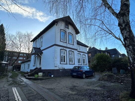 Sanierungsbedürftiges Mehrfamilienhaus nahe des S-Bahnhofs Thesdorf