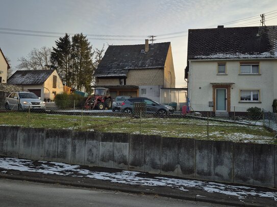 Älteres Einfamilienhaus mit Scheune in Ortsrandlage in Nähe der Herthasees