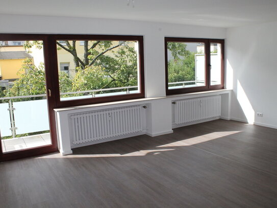 Traumhaftes 1-Raum-Appartement - Saniert - separate Küche mit EBK - Duschbad m. Fenster - großer Balkon - Stellplatz