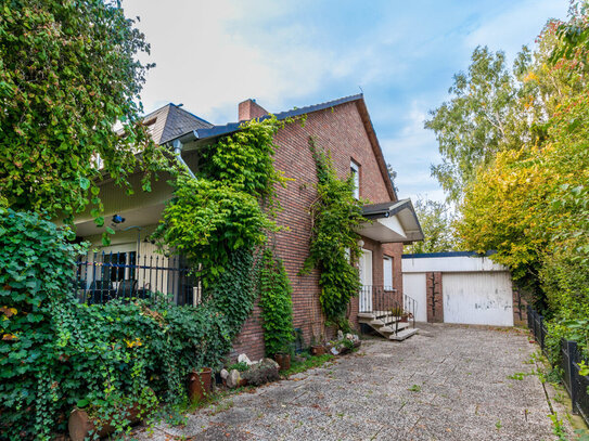 GERÄUMIGES EINFAMILIENHAUS IN SCHÖNER GRÜNER LAGE, MIT ZWEI BÄDERN, VOLL UNTERKELLERT UND GARAGE