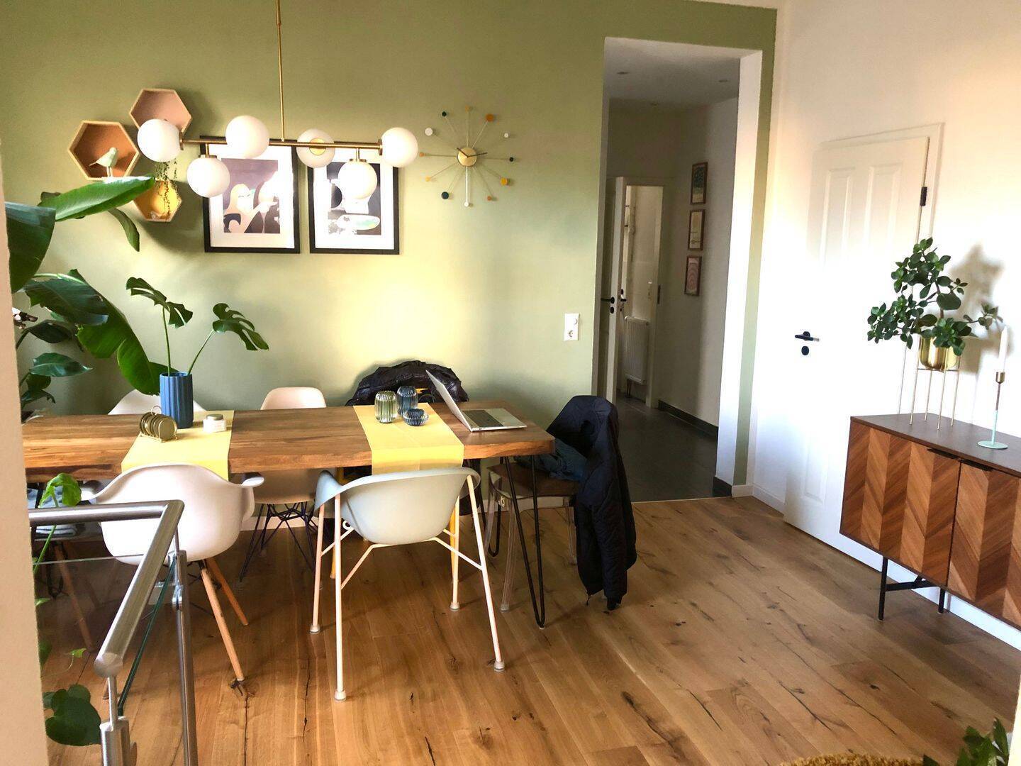 Stilvolle kernsanierte 4-Zimmer-Altbauwohnung mit EBK und KFZ-Stellplatz