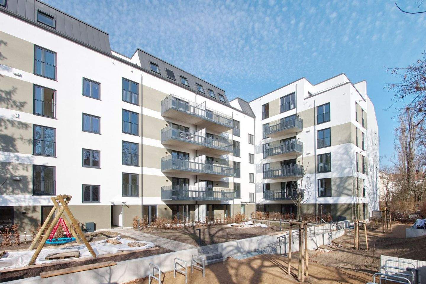 Cosmo Berlin - große 4 Zimmer mit EBK, 2 Bädern und großem Balkon ab sofort verfügbar - Foto 1