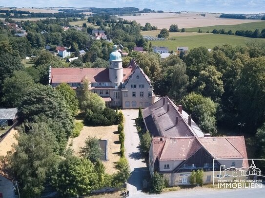 Große Schlossanlage im Einzugsgebiet von Dresden, sanierungsbedürftig