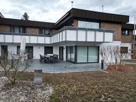 Luxuriöser Flachdachbungalow mit exklusiver Ausstattung und eleganter Einliegerwohnung