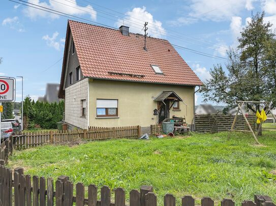 Freistehendes Einfamilienhaus mit großen Grundstück zum selbst verwirklichen in Langenbach