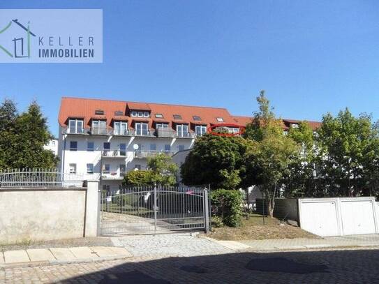 Zentral gelegene kleine 2-Raum-Dachgeschosswohnung mit Süd-Balkon und Singleküche/Miniküche