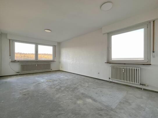 Frei, hell + renoviert! 2-Zi.-Whg. mit Balkon, ca. 50 m² Wfl., 6. OG, EBK, Aufzug, Stpl. im Freien