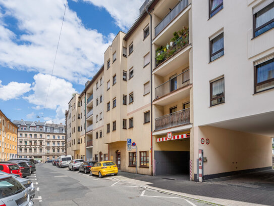 Zentral gelegene 2-Zimmer-Wohnung mit TG-Stellplatz & Aufzug in Fürth (Südstadt)