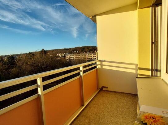 Große 3-Raum-Wohnung mit Balkon und Aufzug im 6. Stock! TOP Ausblick! + Gratis Jahresmitgliedschaft im Fitnessclub