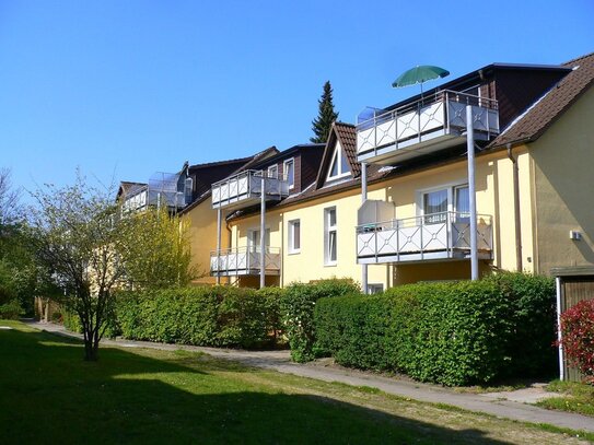 Erstbezug nach Sanierung: Großzügige 2 + 2 halbe Zi. Erdgeschoss-Wohnung mit Terrasse, EBK + 2 Stellplätzen