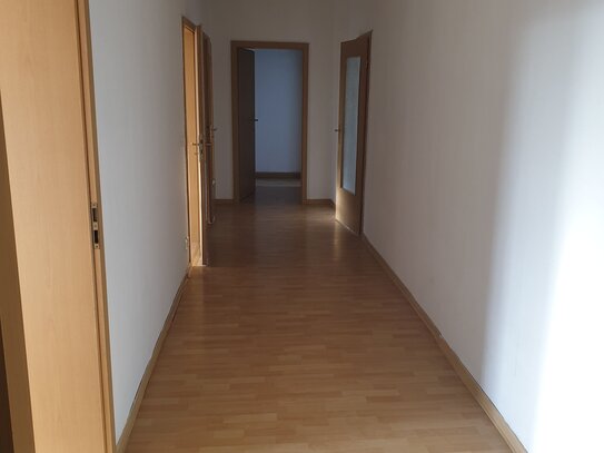 Vermiete großzügige 3 Raum Wohnung in Zeitz!