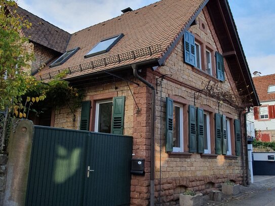 Schönes Sandsteinhaus mit Garten in Gleisweiler