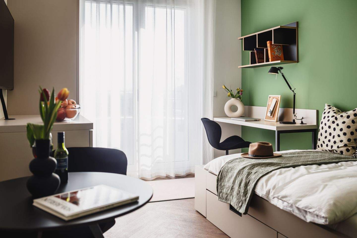 Serviced Studio Apartment with Large Single Bed & Large Windows or 1m² Balcony - Photo 1