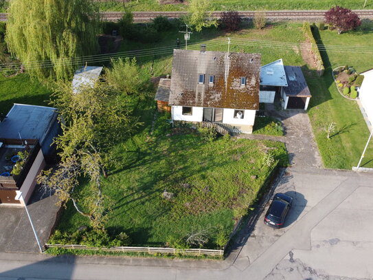 Idyllisches Einfamilienhaus mit großem Grundstück und Bergblick in ruhiger Lage