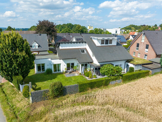 einzigartiges Architektenhaus mit hochwertigem Wellnesszimmer und uneinsehbarem Garten!