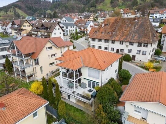 Elegante Villa mit tollem Seeblick nur einen Steinwurf vom Ufer entfernt