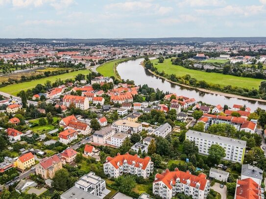 Bezugsfreie Dachgeschoss-ETW mit 3 Balkonen, EBK und TG-Stellplatz - fußläufig zur Elbe gelegen!