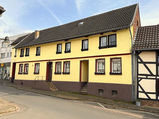 Historischer Vierkanthof im Ortskern